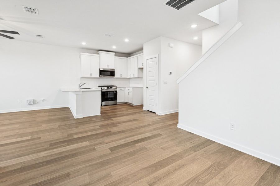 Spacious, unfurnished interior of a new home in Mayfair, New Braunfels (Image 15).