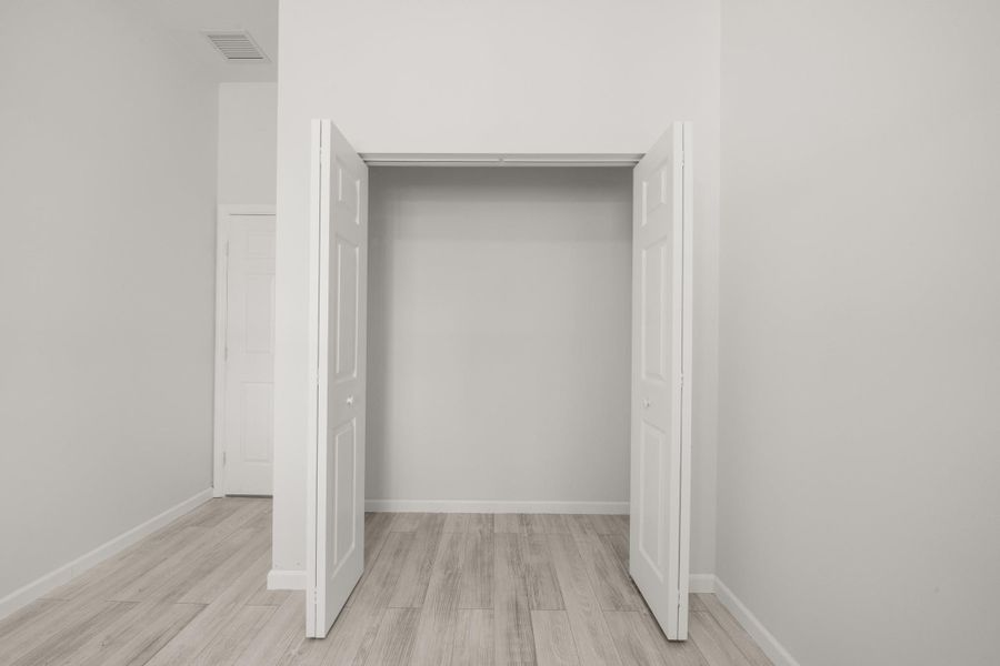 Spacious, unfurnished interior of a new home in , Lake Placid (Image 30).