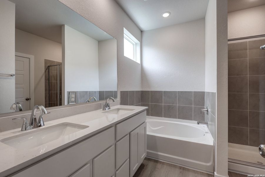 Furnished interior view inside a new home in Hiddenbrooke, Seguin (Image 8).
