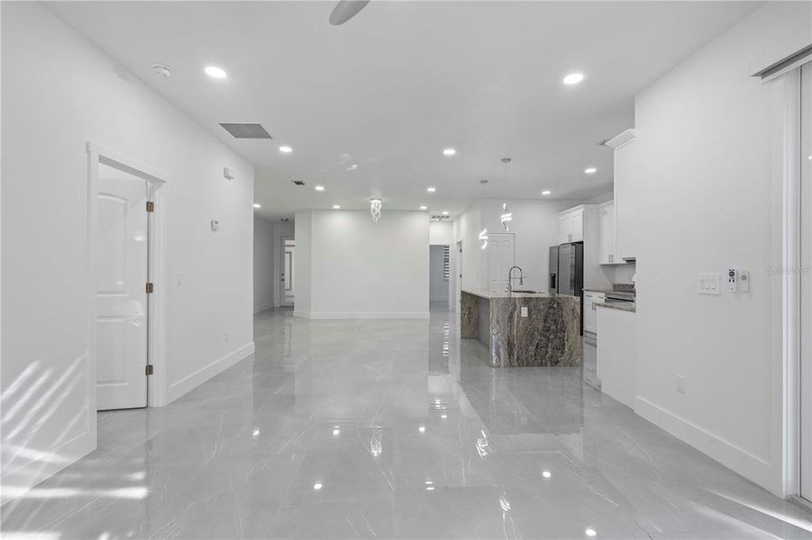 Spacious, unfurnished interior of a new home in , Pinellas Park (Image 31).