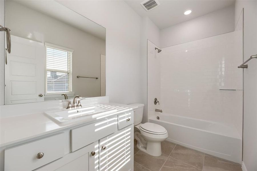 Furnished interior view inside a new home in , Frisco (Image 12).