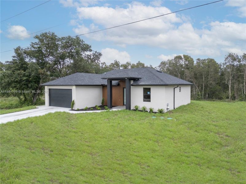 Exterior details and patio area of a home in , Lehigh Acres (Image 1).