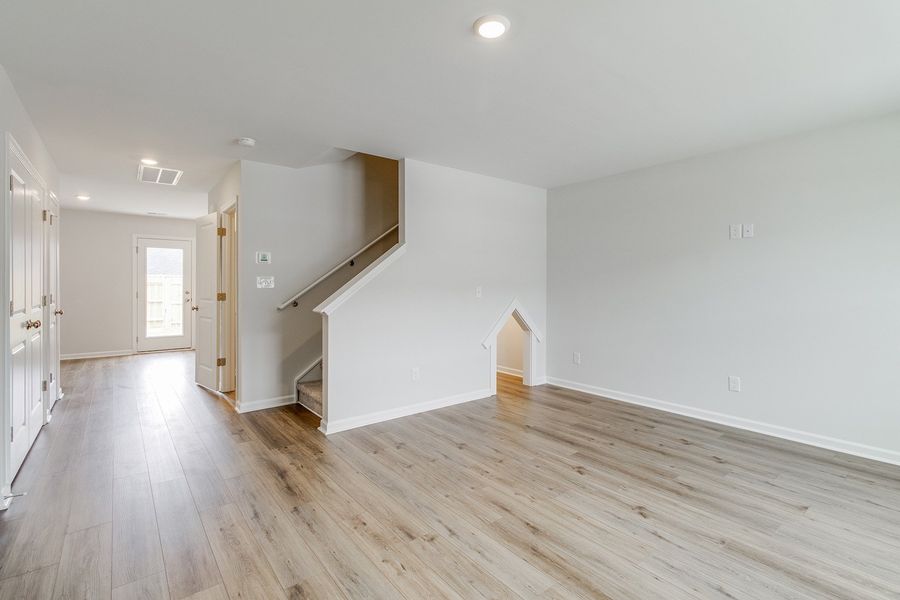 Spacious, unfurnished interior of a new home in Astoria, Columbia (Image 12).