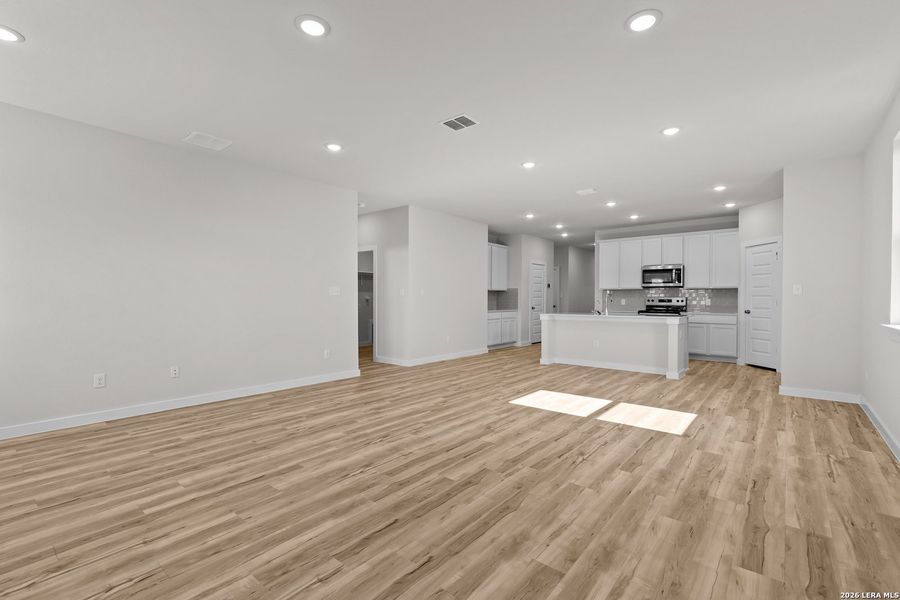 Spacious, unfurnished interior of a new home in Cinco Lakes, San Antonio (Image 15).