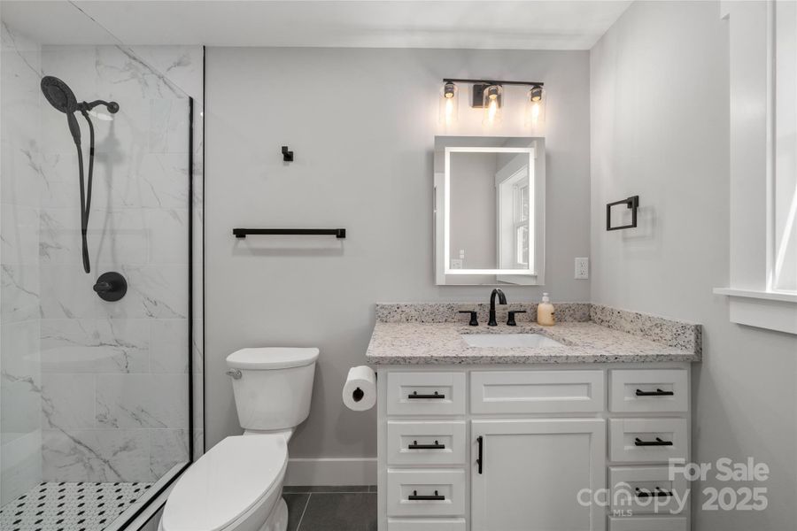 Upper level ensuite bath