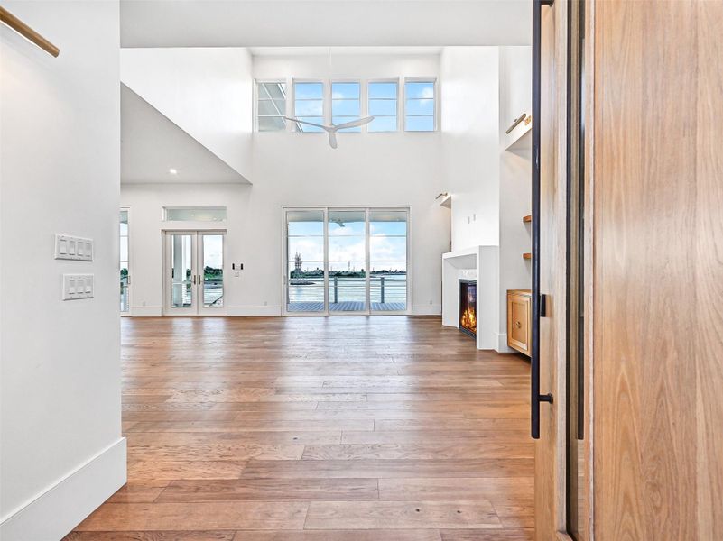 Spacious, unfurnished interior of a new home in , Galveston (Image 22).