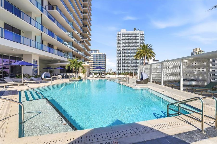 Condo located in St. Petersburg, FL showcasing its design and architecture (Image 49).