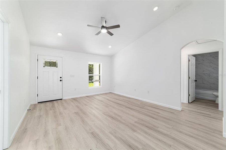Spacious, unfurnished interior of a new home in , Ocala (Image 20).