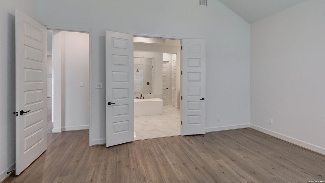 Spacious, unfurnished interior of a new home in Esperanza, Boerne (Image 21).