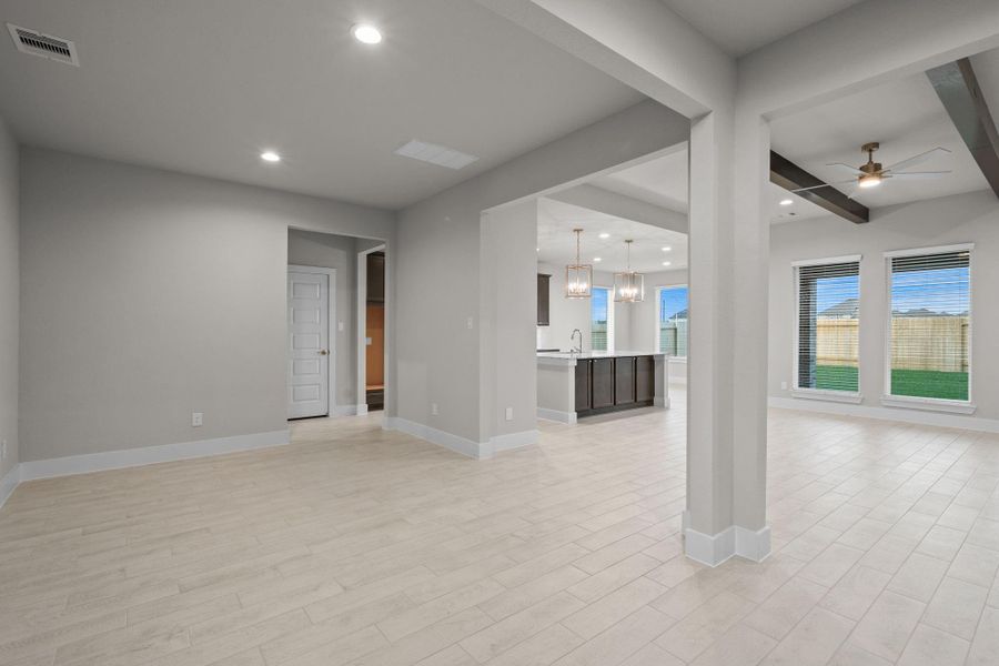 Spacious, unfurnished interior of a new home in Briarwood Crossing, Rosenberg (Image 25).