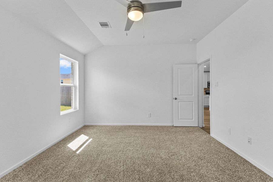 Spacious, unfurnished interior of a new home in Sunterra Lakes, Katy (Image 14).
