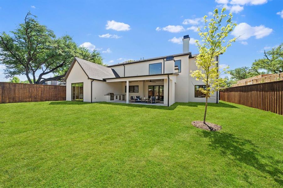 Exterior details and patio area of a home in , Dallas (Image 4).