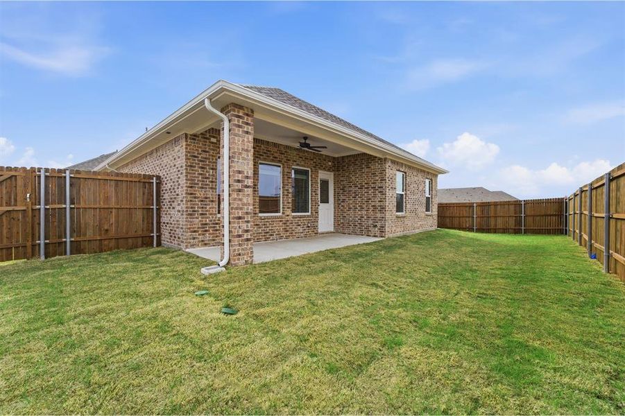 Exterior details and patio area of a home in Saddlebrook Estates, Waxahachie (Image 3).