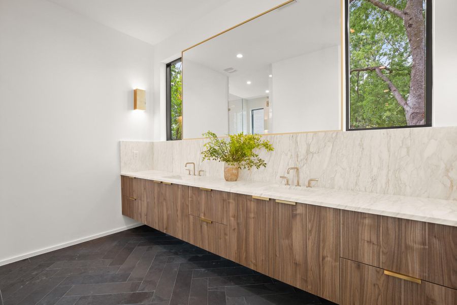 Bathroom with tasteful backsplash, double vanity, and recessed lighting