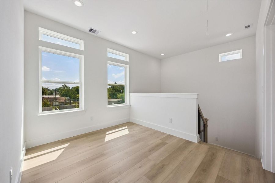 Spacious, unfurnished interior of a new home in Thornton Oaks, Houston (Image 25).