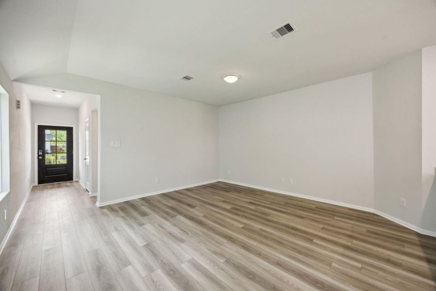 Spacious, unfurnished interior of a new home in Saint Tropez, Houston (Image 14).