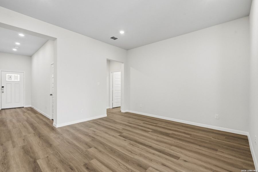 Spacious, unfurnished interior of a new home in Cinco Lakes, San Antonio (Image 25).