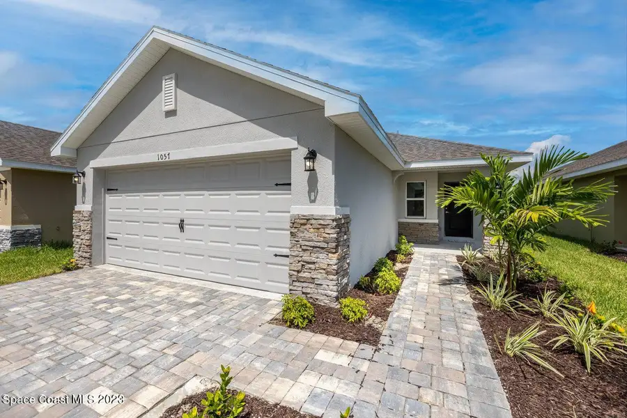 Representative exterior details of a home built from the 1415 by Adams Homes in Winding Oaks, Weeki Wachee (Image 3).