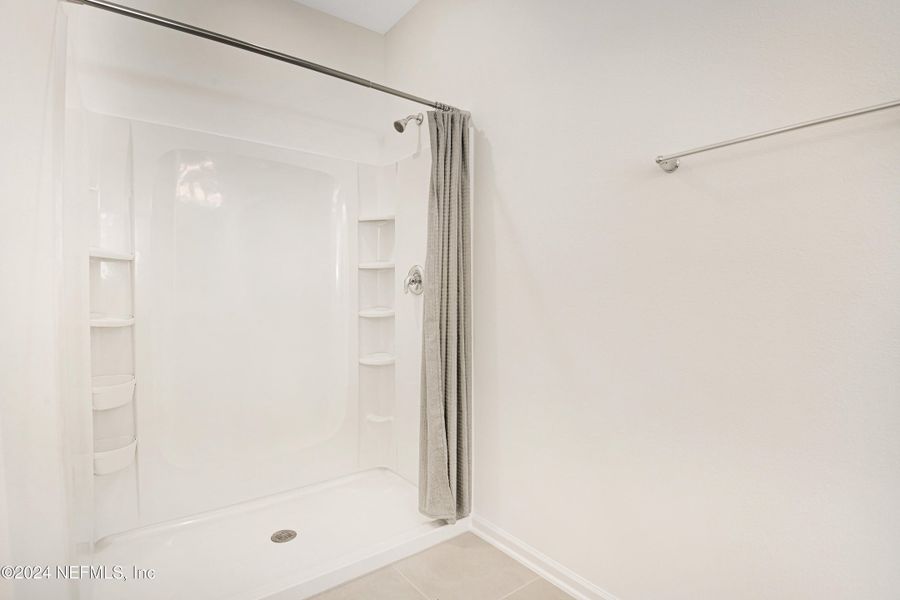 Spacious, unfurnished interior of a new home in , Jacksonville (Image 20).