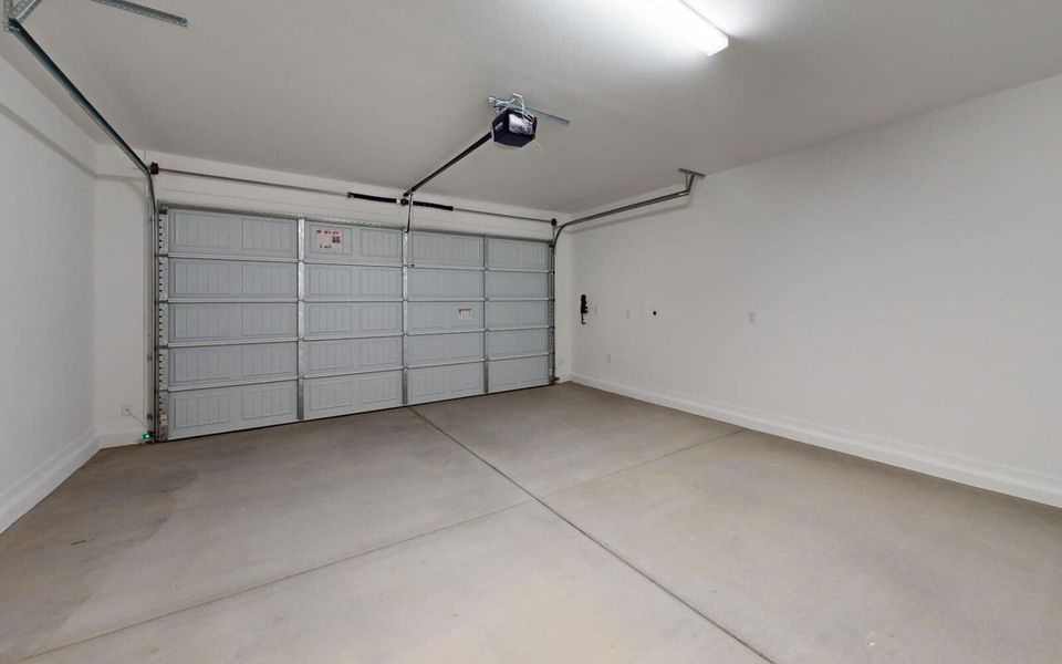 Spacious, unfurnished interior of a new home in Alamar, Avondale (Image 12).