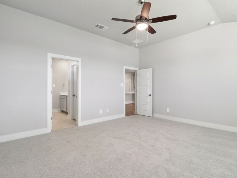 Spacious, unfurnished interior of a new home in Sagebrooke - Premier Series, San Antonio (Image 16).