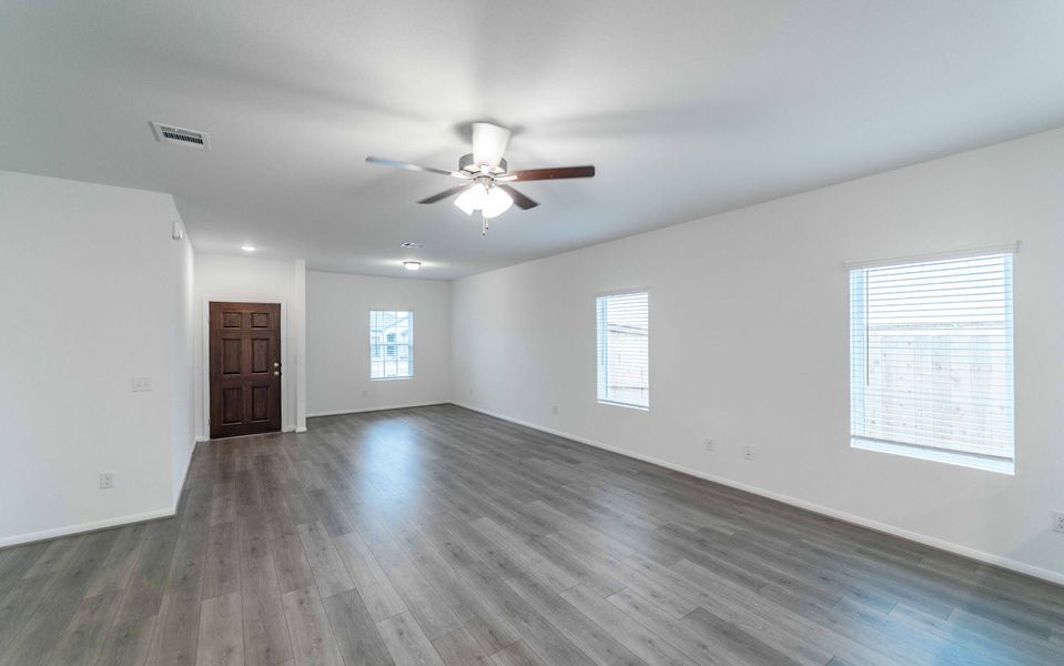 Spacious, unfurnished interior of a new home in Briarwood, Elgin (Image 10).