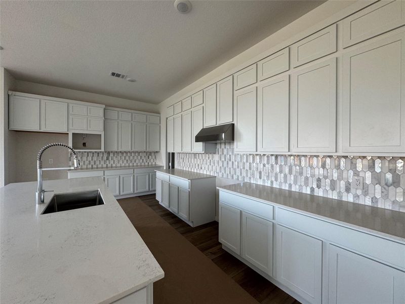 **Photos are representative of the floorplan. This is not the actual homesite.**