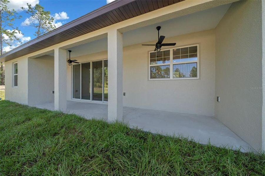 Exterior details and patio area of a home in , Dunnellon (Image 3).