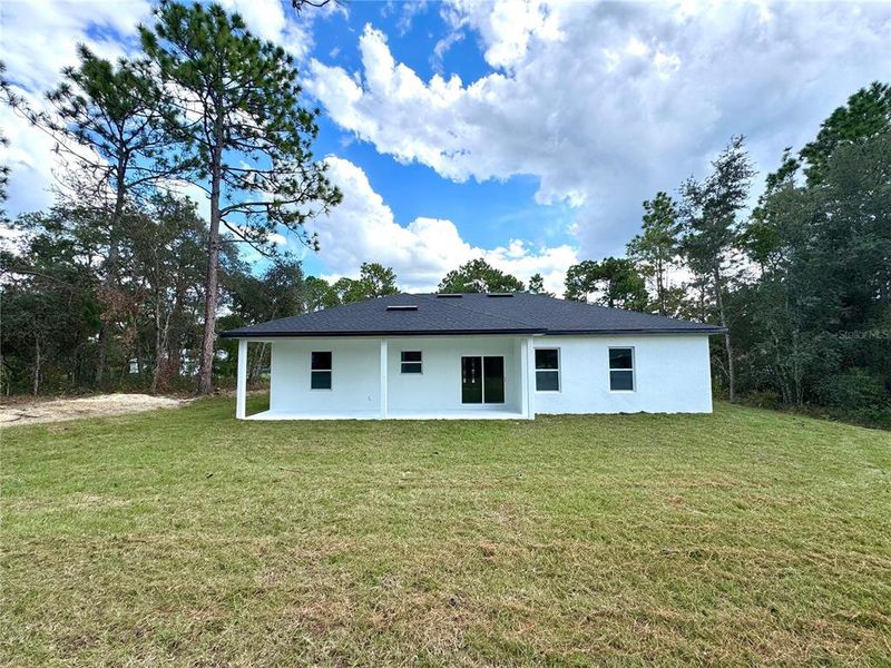 Exterior details and patio area of a home in , Citrus Springs (Image 1).