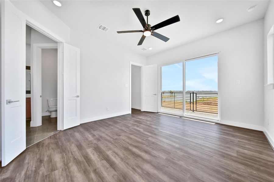Spacious, unfurnished interior of a new home in Lago Pointe, Seabrook (Image 22). Spacious, unfurnished interior of a new home in Lago Pointe, Seabrook (Image 22).