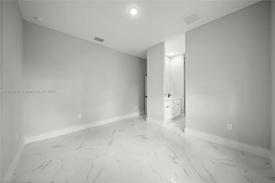 Spacious, unfurnished interior of a new home in , Lehigh Acres (Image 20).