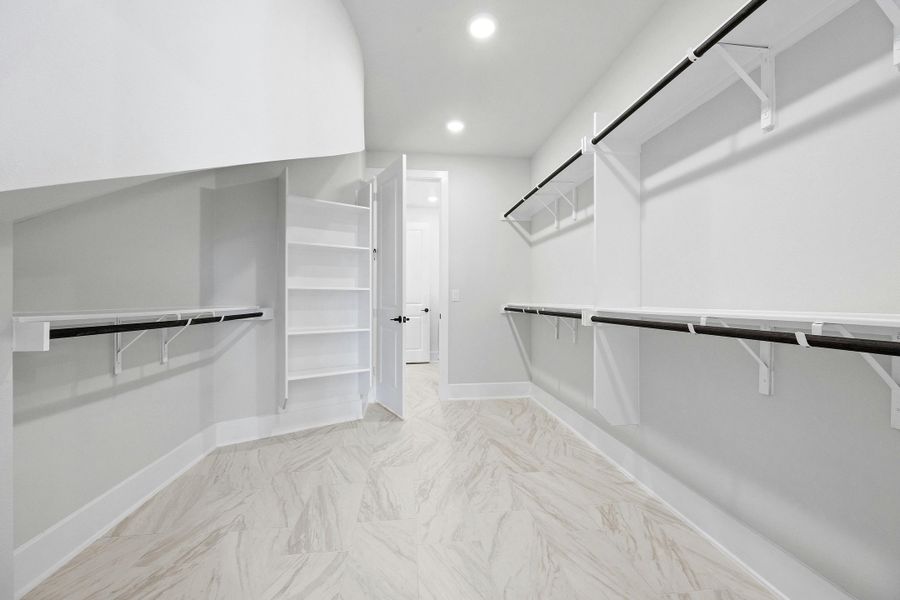 Spacious, unfurnished interior of a new home in Candela, Richmond (Image 18).