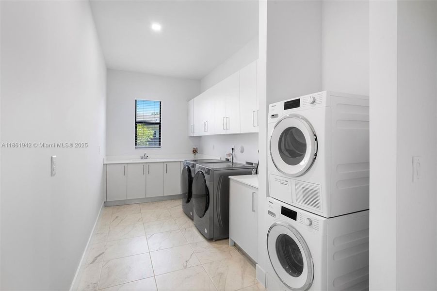 Furnished interior view inside a new home in , Miami (Image 52). Furnished interior view inside a new home in , Miami (Image 52).