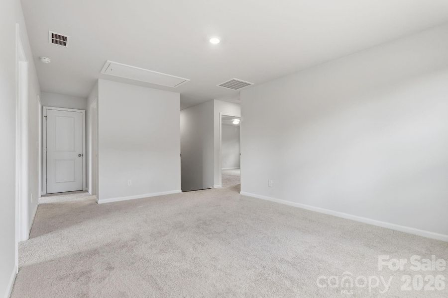 Spacious, unfurnished interior of a new home in Piper Creek, Newton (Image 32).