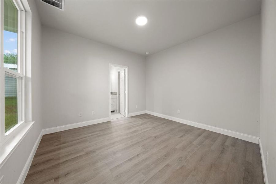 Spacious, unfurnished interior of a new home in , Greenville (Image 31).