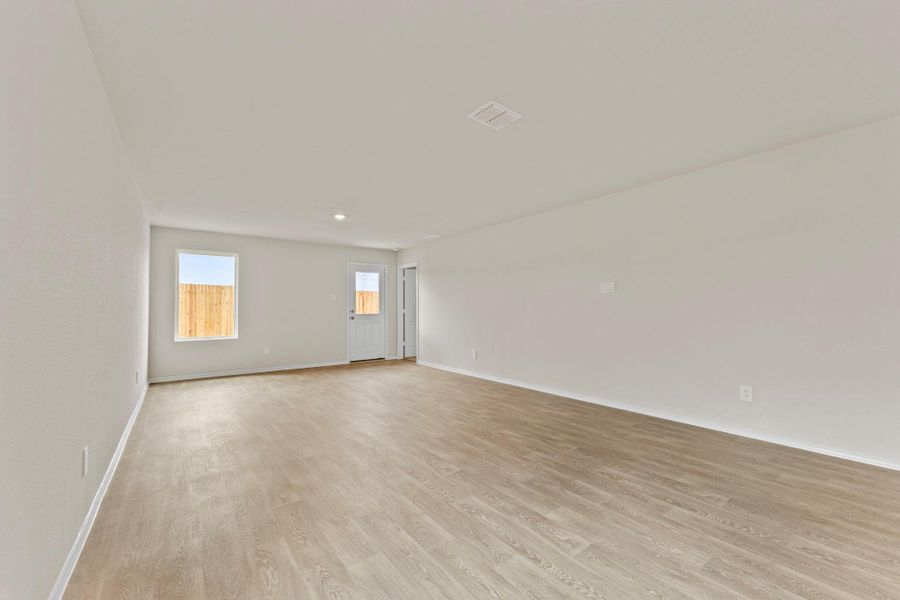 Spacious, unfurnished interior of a new home in Bollinger, Uhland (Image 15).