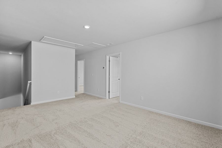 Spacious, unfurnished interior of a new home in Hanes Lake, Winston-Salem (Image 31).