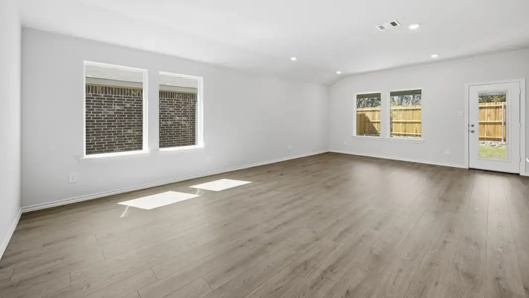 Spacious, unfurnished interior of a new home in Sweetwater Springs, Sherman (Image 5).