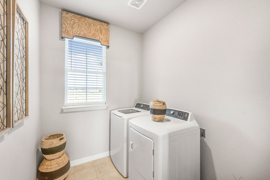 Furnished interior view inside a new home in Oak Valley, Terrell (Image 13).