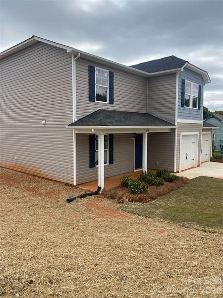 Exterior details and patio area of a home in , Kings Mountain (Image 3).