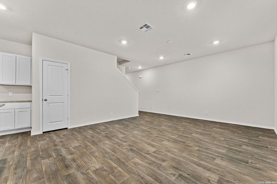 Spacious, unfurnished interior of a new home in Redbird Ranch, San Antonio (Image 10).