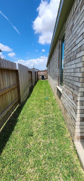 Exterior details and patio area of a home in Anniston, Katy (Image 28).