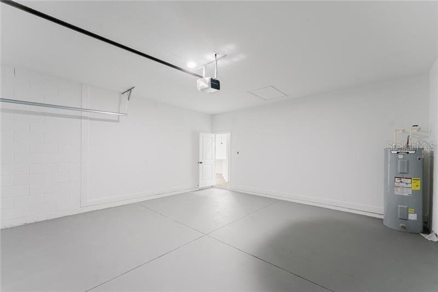 Spacious, unfurnished interior of a new home in , Ocala (Image 17).