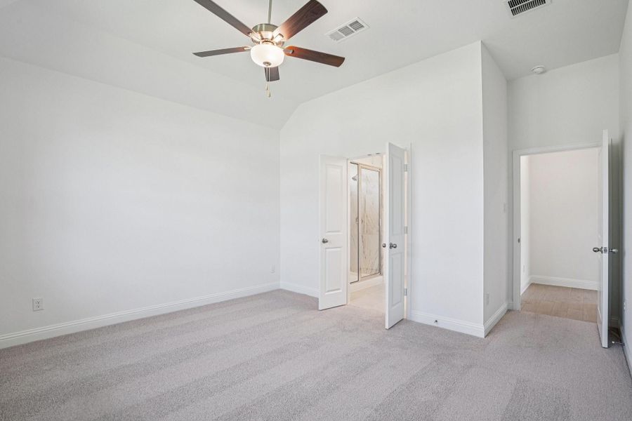 Spacious, unfurnished interior of a new home in Sienna 40', Missouri City (Image 29).