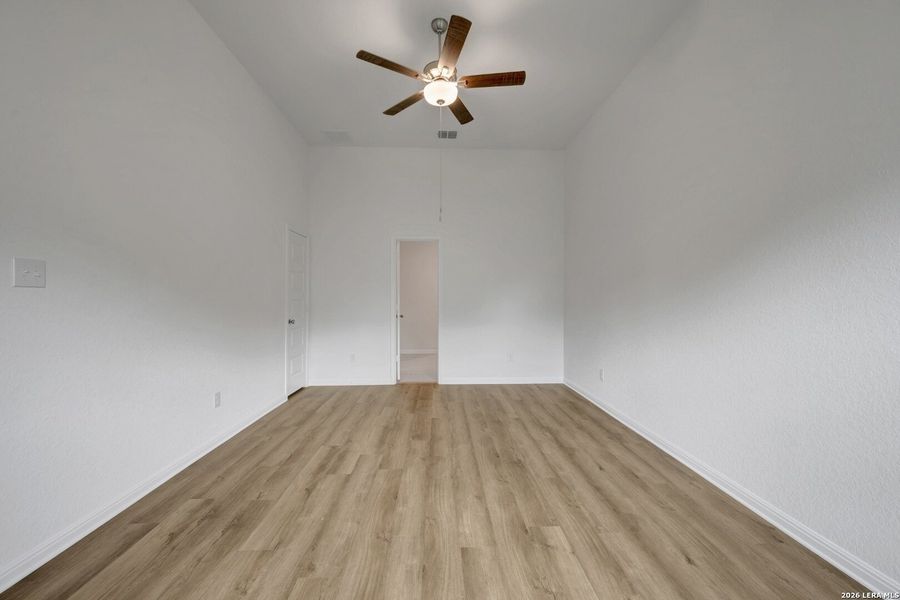 Spacious, unfurnished interior of a new home in Mesquite Ridge, San Antonio (Image 34).