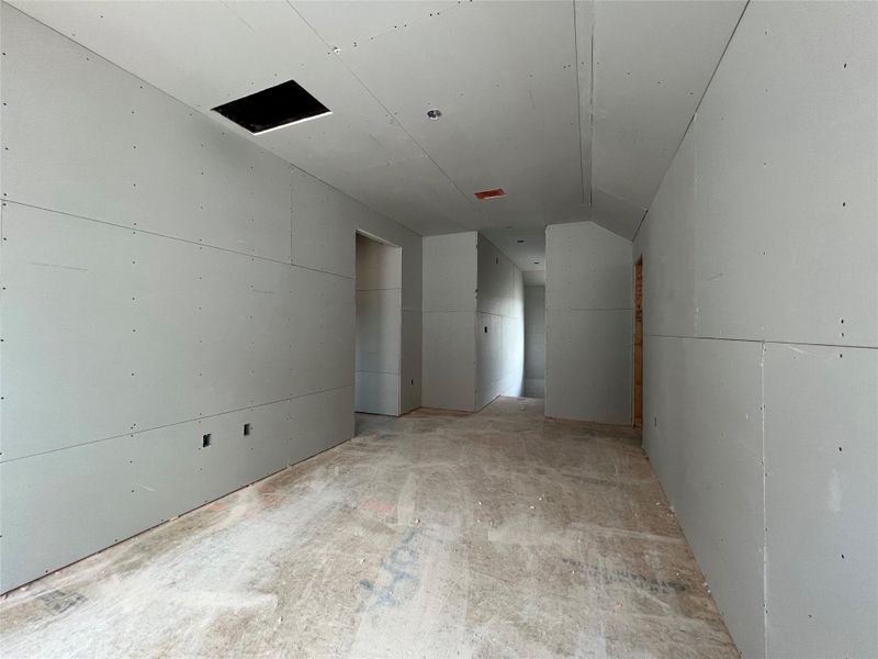 Spacious, unfurnished interior of a new home in Rolling Glen, Hutto (Image 9).