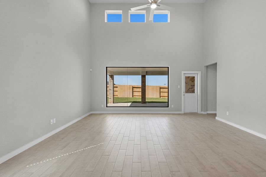 Spacious, unfurnished interior of a new home in Sunterra Lakes, Brookshire (Image 25).