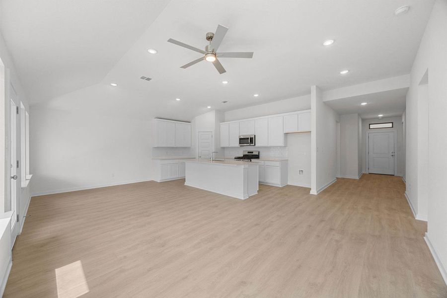Spacious, unfurnished interior of a new home in Prairie Winds, Hutto (Image 14).