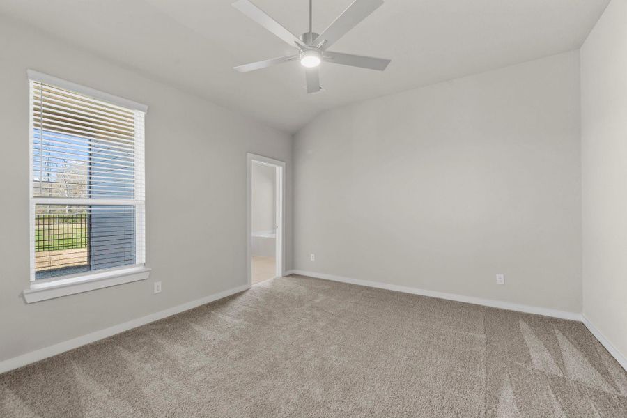 Spacious, unfurnished interior of a new home in Barton Creek Ranch, Conroe (Image 24).