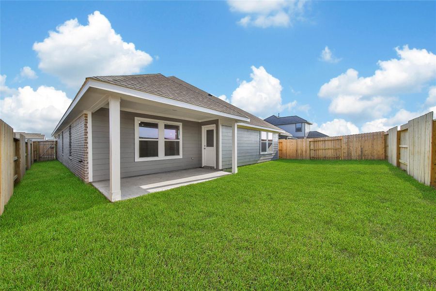 Exterior details and patio area of a home in , Rosharon (Image 23).